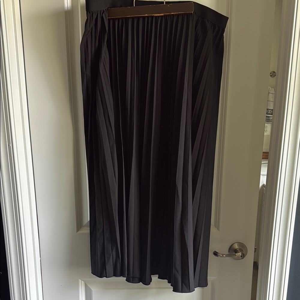 SHEIN Black Pleated Midi Skirt